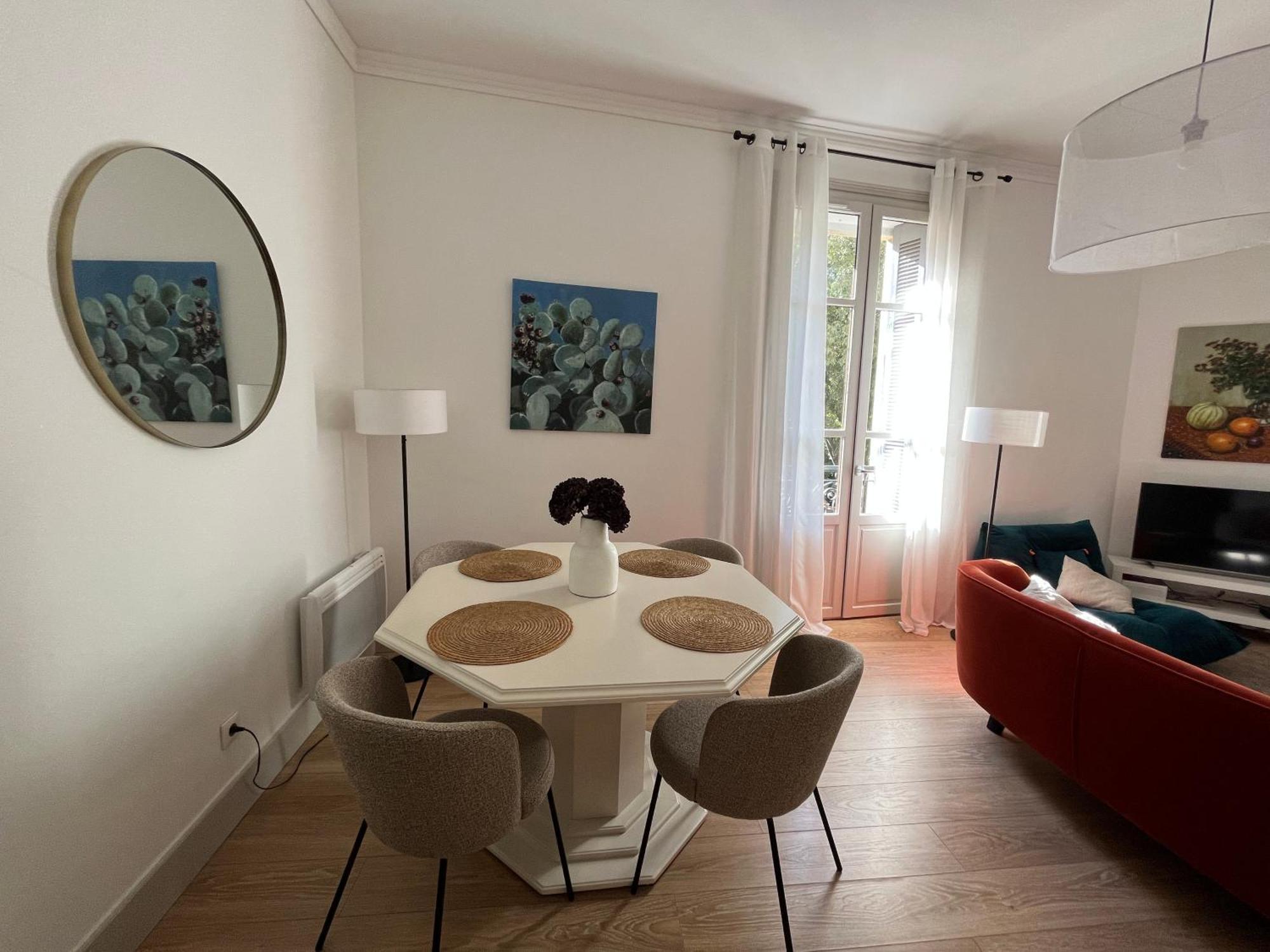 Nimes , Appartement Renove Dans Immeuble Classe. エクステリア 写真