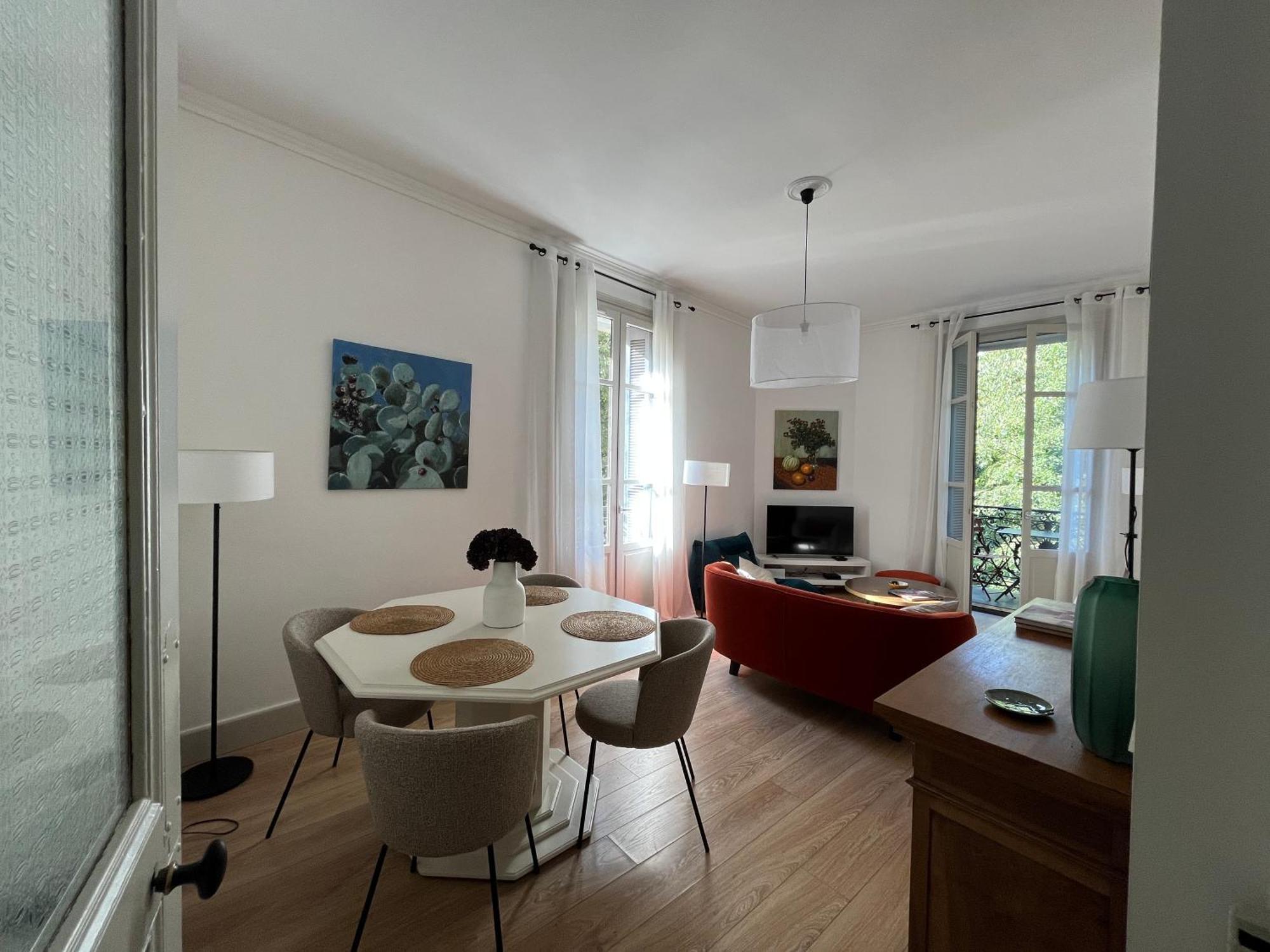 Nimes , Appartement Renove Dans Immeuble Classe. エクステリア 写真