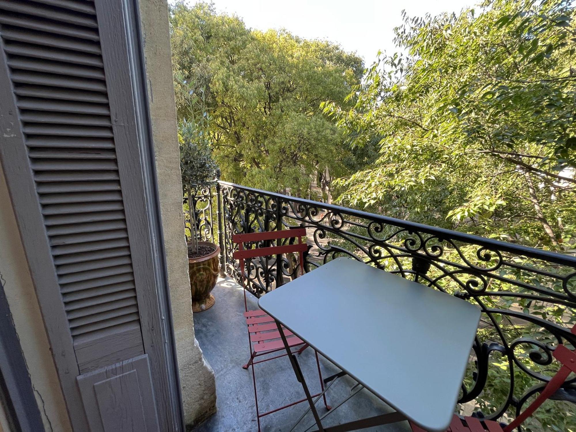 Nimes , Appartement Renove Dans Immeuble Classe. エクステリア 写真