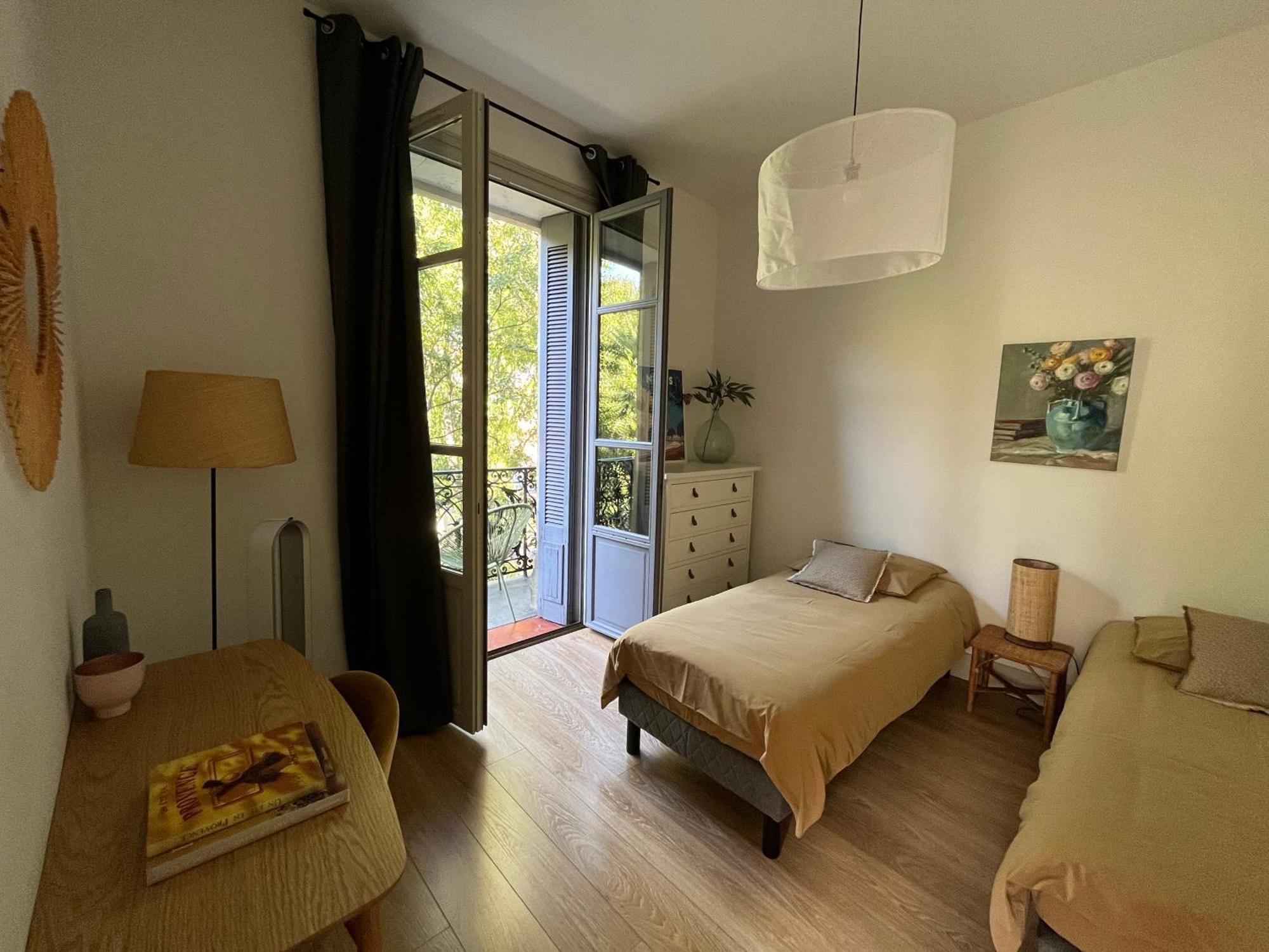 Nimes , Appartement Renove Dans Immeuble Classe. エクステリア 写真